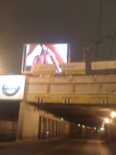 В центре Москвы показывают жесткое порно В четверг вечером на Садовом кольц