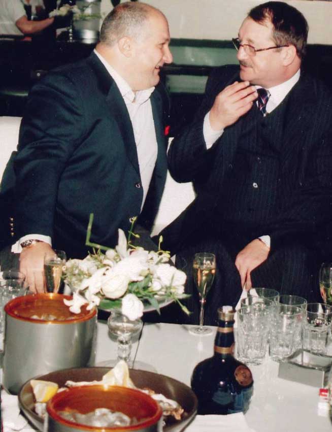 Explicaţie foto: Mircea Băsescu pe vremea când petrecea împreună cu afaceristul Bogdan Buzăianu 