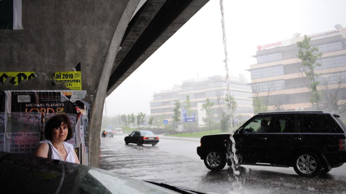 AVERTIZARE METEO nowcasting COD GALBEN de averse grindină descărcări