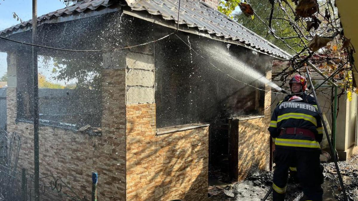 Foi Or N Fl C Ri Pericol De Explozie La Un Rastel De Butelii O