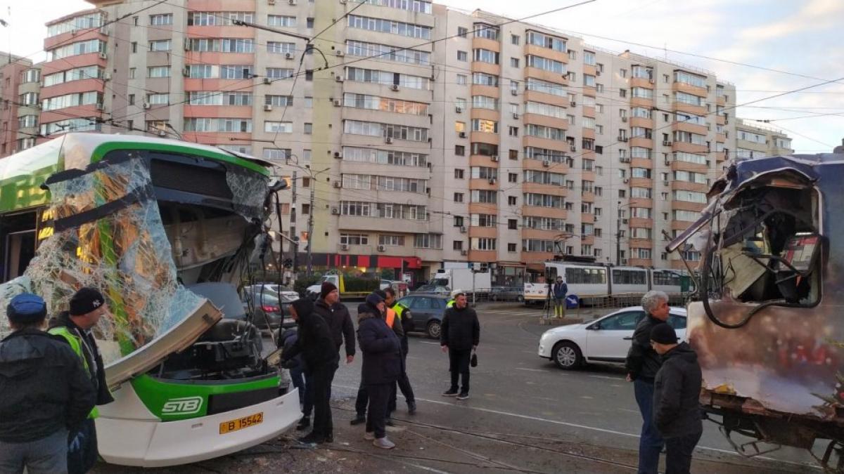 Dou Tramvaie S Au Ciocnit N Capital Vatmanii I Un C L Tor Au Ajuns