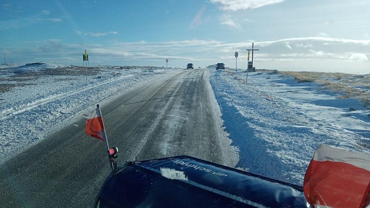 Zăpadă pe Transalpina Drumarii intervin cu un utilaj și material