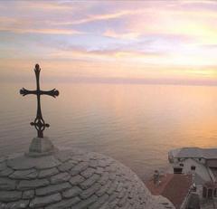 MINUNEA de la Muntele Athos S-A REPETAT: Candela de la Schitul "Sfânta Ana" s-a mişcat în formă de cruce timp de 2 ore