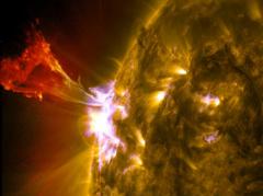 Imagini SPECTACULOASE: NASA a surprins o FLACĂRĂ SOLARĂ URIAŞĂ! Soarele, la apogeul perioadei sale de activitate (VIDEO)