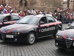 Cum se predă un naş mafiot. Spectacol uluitor în Italia: întregul clan 'Ndrangheta a venit să-şi prezinte omagiile, în arestul carabinierilor