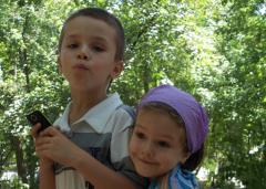 “Umbra” lui Gabriel. Diagnosticat la 3 ani şi jumătate cu autism, un băieţel e ajutat în terapie de sora lui mai mică