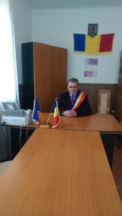 Primarul ales al comunei Șotrile, al cărui mandat a fost invalidat fiind condamnat pentru pornografie infantilă, a anunțat că va candida din nou