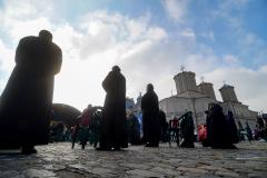 Cu masca pe față, călcând pe Dealul Mitropoliei. „Am ajuns să-mi fie frică că mă îmbolnăvesc sfinții?”
