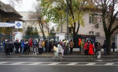 Zeci de oameni au îndurat frigul ca să cumpere suplimentul alimentar pentru imunitate lansat astăzi pe piață de Institutul Cantacuzino