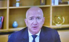 Jeff Bezos promite să ducă prima femeie pe lună