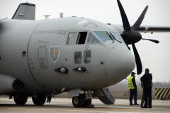 O aeronavă Spartan transportă doi bolnavi de COVID de la Sibiu la București