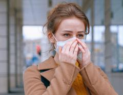 Invazia COVID, anunțată de „Fenomenul nasului fierbinte”. Medic: Coronavirusul provoacă inflamație și distrucție osoasă