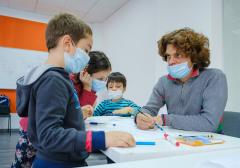 Vineri, albumul „Colinde de suflet”. Interpretări vindecătoare ale copiilor defavorizați ai Amias Small School
