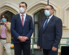Vlad Voiculescu îl copiază pe Cîțu. A fugit de la vot, în ziua în care trebuia să fie învestit