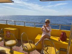 Vacanțe la plajă, fără mască, fără restricții, în toiul iernii