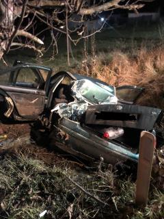Accident în Bistrița. Un tânăr fără permis s-a răsturnat într-un șanț. Două persoane au fost rănite