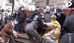 VIDEO: ÎPS Teodosie a căzut pe treptele catedralei, chiar la slujba de sfinţire a apei pentru Bobotează