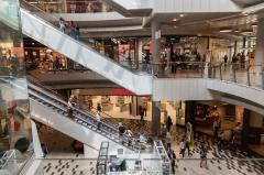 Viol într-un mall din București. Un bărbat a atacat o femeie la toaletă 