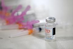 Este rândul persoanelor de peste 65 de ani, a celor cu boli cronice și a angajaților din domenii-cheie. Cum te înscrii la vaccinare