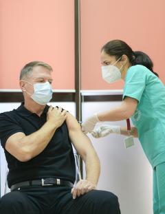 FOTO + VIDEO. Președintele Klaus Iohannis s-a vaccinat anti-COVID