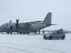 Un avion militar a adus din Qatar materiale sanitare necesare campaniei de vaccinare