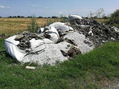 Plastic tocat pe câmp: iarna e fix ca vara