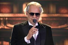 Anchetă în Italia după ce cățelul tenorului Andrea Bocelli s-a înecat în mare