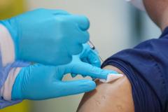 Pe cine a băgat Cîțu în față la vaccinare