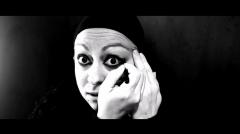 Andreea Grămoșteanu în spectacolul după monodrama Departele aproape