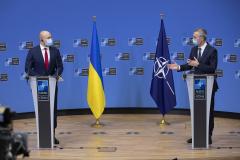 NATO redeschide ușa pentru Ucraina. Rusia fumegă