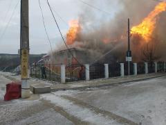 UPDATE Incendiul de la o școală generală din județul Vaslui s-a extins