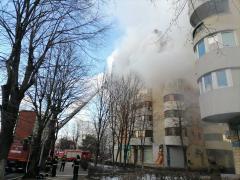 VIDEO: Incendiu de proporții într-un bloc din Constanța. Proprietara locuinței a murit. Femeia căzuse din balcon