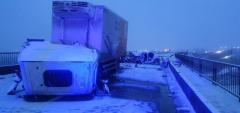 Accident teribil pe un pod din județul Sibiu. Un autoturism s-a făcut bucăți după ce a lovit un camion