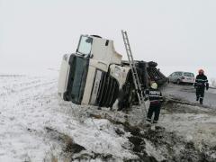 Un tir încărcat cu ciocolată s-a răsturnat pe o șosea din județul Suceava