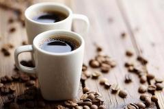 Românii cheltuie 250 de euro pe an pentru cafele, sucuri și snack-suri din vendomate