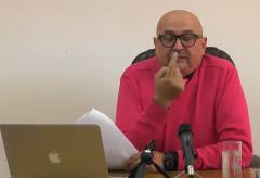 Fostul director de la Piețe SA, anchetat într-un dosar de șantajare a editorului șef al Pressalert.ro și a directorului general al deBanat.ro. A fost prins pe aeroport când se pregătea să plece în SUA
