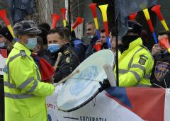 Reacții ca pe stadion la protestul polițiștilor