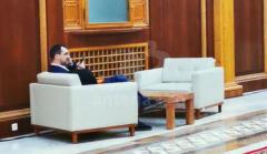 Vlad Voiculescu, pe holurile Parlamentului fără mască de protecție
