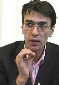 Avocatul Adrian Toni Neacșu: Demersul PSD de a ataca închiderea magazinelor la ora 18.00 este mai degrabă unul politic decât strict juridic