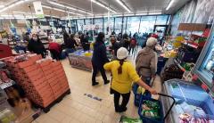 De noaptea minții. PNL acuză USR de închiderea la ora 18.00 a magazinelor. USR dă vina pe PSD
