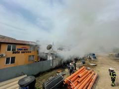 Incendiu la un service auto din București. Cel puțin o persoană a fost rănită