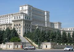 Parlamentarii scapă de școlarizarea forțată în tehnici legislative