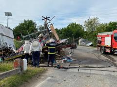 Un camion cu 70 de stupi de albine, lovit de un tren de călători, în județul Olt