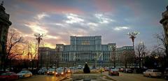 Agricultorii vin cu tractoarele să protesteze la Palatul Parlamentului