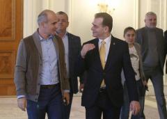 Petrecere la Parlament de ziua lui Ludovic Orban. Mai mulți participanți, fără mască
