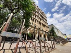Nu avem „șosele” pentru biciclete, dar avem legea parcării lor