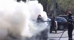 Autoturism incendiat într-o parcare, din Arad. O persoană a fost găsită carbonizată în interior