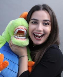Când are nevoie copilul meu de un aparat dentar si cum poate rezolva probleme legate de dinti strambi?