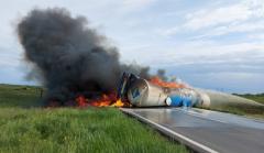 O autocisternă a luat foc pe o șosea din județul Brăila. Pompierii au izolat zona