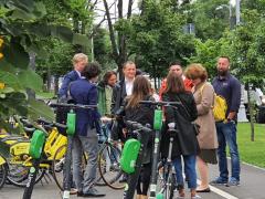 Ca să sărbătorească Ziua Bicicletei, Nicușor Dan a pedalat 500 de metri